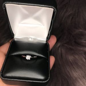 NWT18k white gold 1.0759g authentic diamond ring